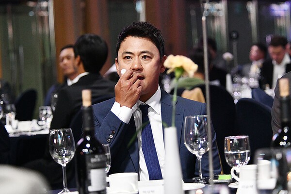 립밤 바르는 박상현 /사진=홍준성