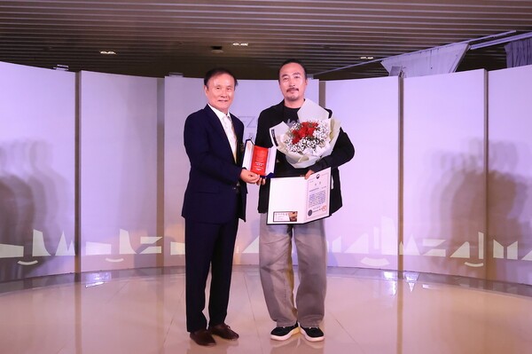 13일 골프존조이마루에서 열린 제5회 ‘철화분청사기 산업이 되다’ 시상식에서 김영찬 골프존문화재단 이사장(왼쪽)이 대상을 수상한 박연태 작가에게 상장과 트로피를 수여하고 기념촬영을 하고 있다./골프존문화재단 제공