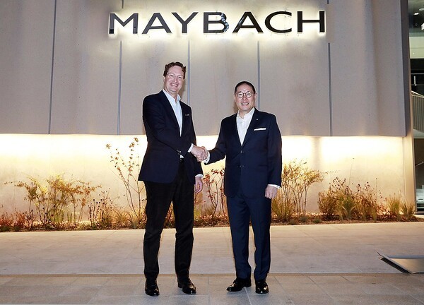 조현상 HS효성 부회장과 올라 칼레니우스 메르세데스-벤츠 회장이 지난 13일 서울 강남구 마이바흐 브랜드센터 서울에서 기념촬영을 하고 있다. /벤츠코리아 제공