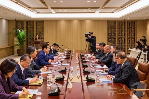 이재명 대통령이 16일 서울 용산 대통령실에서 한미 관세협상 후속 관련 민관 합동회의에서 발언을 하고 있다. 이 날 회의에는 이재용 삼성전자 회장과 최태원 SK그룹 회장, 정의선 현대자동차 그룹 회장, 구광모 LG그룹 회장, 정기선 HD현대 회장, 서정진 셀트리온 회장, 여승주 한화그룹 부회장 등 기업인 7명이 참석했다./뉴스1