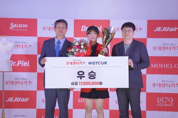 지난 16일(일) 대전 골프존조이마루에서 열린 ‘2025 롯데렌터카 WGTOUR’ 7차 대회 시상식에서 (왼쪽부터)골프존 박강수 대표, 우승자 이진경, 롯데렌탈 주식회사 법인영업본부 정종민 상무가 기념사진을 촬영하고 있다/골프존 제공