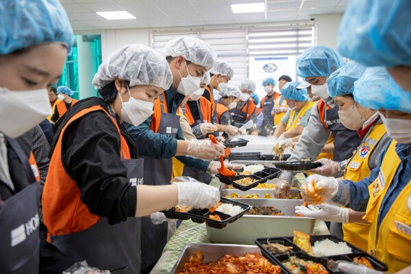 호반그룹 임직원 봉사단 ‘호반사랑나눔이’가 지난 4월 안동 산불 피해지역을 찾아 이재민을 위한 배식 봉사활동을 진행하고 있다./호반그룹 제공