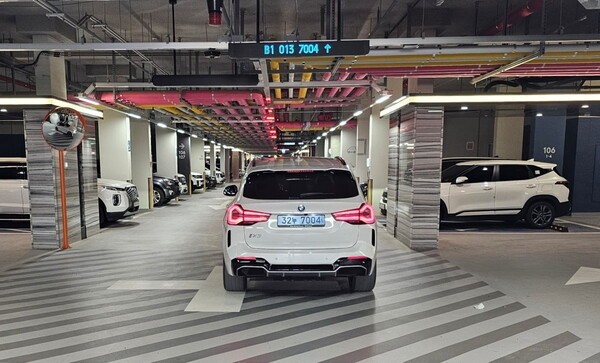 래미안 인공지능(AI) 주차장 경로 안내판./삼성물산 제공