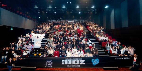 14일 서울 삼성동 가빈아트홀에서 진행된 ‘2025 CJ도너스캠프 문화동아리 쇼케이스’에 참여한 공연 부문 동아리 학생들과 관계자들이 기념사진을 촬영하고 있다./CJ 제공