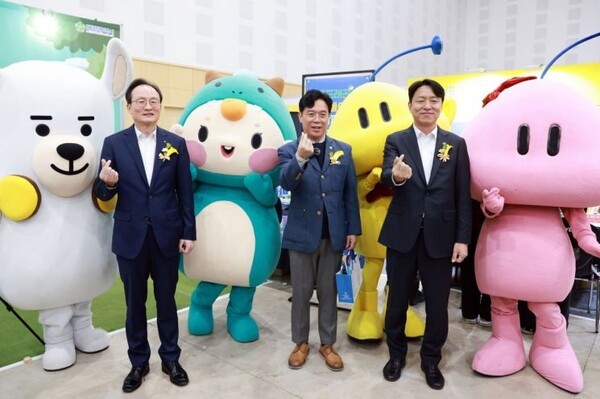 19일 대전컨벤션센터에서 열린 ‘2025 KB굿잡 대전일자리 페스티벌’에서 (왼쪽부터) 이환주 KB국민은행장, 김영훈 고용노동부 장관, 최성아 대전광역시 정무경제과학부시장이 기념촬영을 하고 있다./KB국민은행 제공