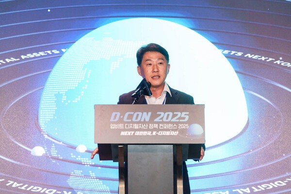오경석 두나무 대표가 19일 디지털자산 정책 콘퍼런스 ‘D-CON 2025’에서 개회사를 하고 있다/두나무 제공