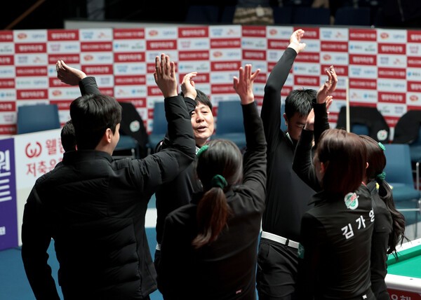 하나카드팀이 승리후 환호하고있다./프로당구협회 제공