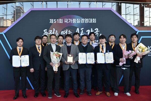 콜마비앤에이치가 ‘제51회 국가품질경영대회’에서 품질경쟁력우수기업으로 선정된 가운데, 콜마비앤에이치 임직원들이 기념촬영을 진행했다./콜마비앤에이치 제공