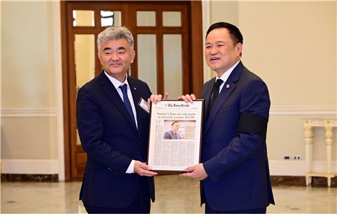 지난 18일 정원주(왼쪽) 대우건설 회장과 태국 아누틴 찬위라꾼 총리가 면담 후 기념촬영을 하고 있다. /대우건설 제공