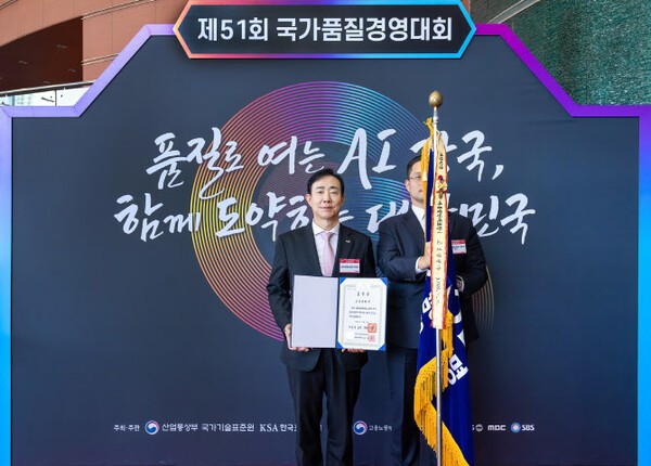 조대규(왼쪽) 교보생명 대표이사 사장이 지난 19일 서울 강남구 코엑스에서 열린 제51회 국가품질경영대회에서 지속가능경영 부문 대통령 표창을 수상한 뒤 기념촬영을 하고 있다./교보생명 제공