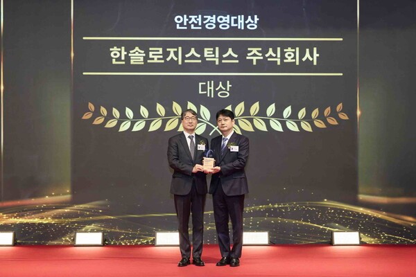 (사진 왼쪽부터) 한국환경경영학회 황용우 회장, 한솔로지스틱스 고정한 대표이사/하나솔로지스틱스 제공