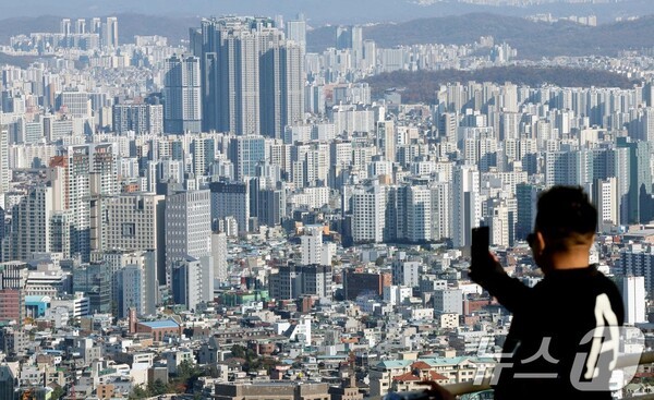 서울 남산에서 바라본 아파트 단지의 모습./뉴스1