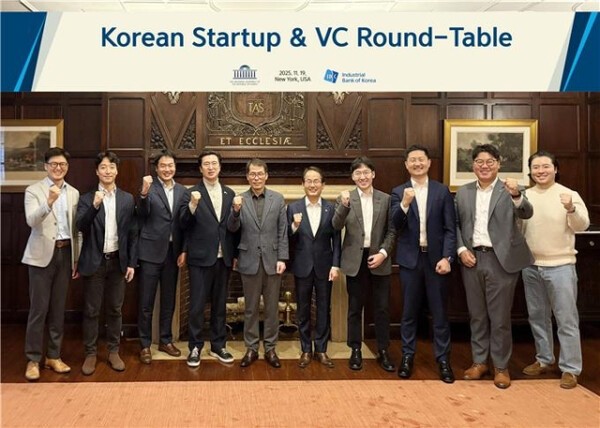 김성태(왼쪽 다섯번째) IBK기업은행장이 지난 19일(현지시간) 미국 뉴욕 하버드클럽에서 국회 정무위원회 의원들과 함께 '한국계 스타트업·벤처캐피털(VC) 간담회'를 열고 기념촬영을 하고 있다./IBK기업은행 제공