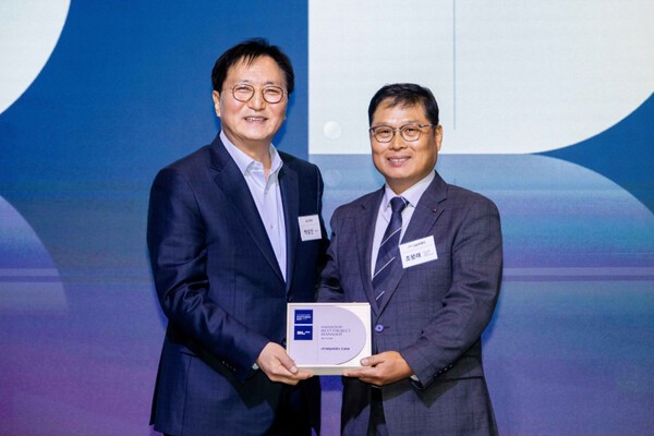 박상신(왼쪽) DL이앤씨 대표이사가 지난 17일 서울 여의도 글래드 호텔에서 열린 ‘한숲 파트너스 데이’에서 협력사 대표와 기념 촬영을 하고 있다./DL이앤씨 제공.