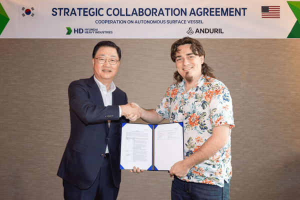 주원호(왼쪽) HD현대중공업 사장과 팔머 럭키 안두릴 인더스트리 공동설립자가 최근 서울 중구 웨스틴조선호텔에서 자율 무인수상함 설계와 건조계약을 체결한 뒤 악수하고 있다./HD현대 제공