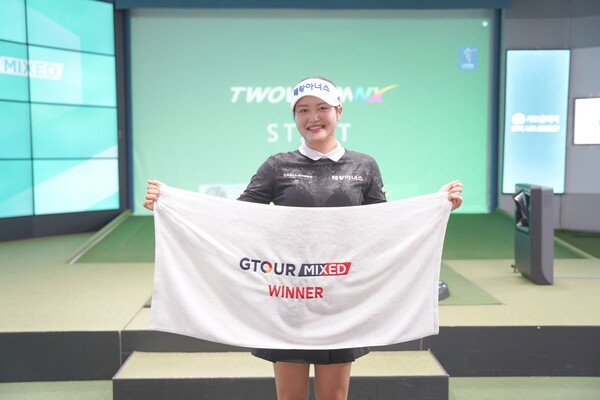 지난 22일(토) 대전 골프존조이마루에서 열린 ‘2025 샤브올데이 GTOUR MIXED’ 4차 대회 우승자 홍현지가 위너 타월을 들고 기념사진을 촬영하고 있다/골프존 제공