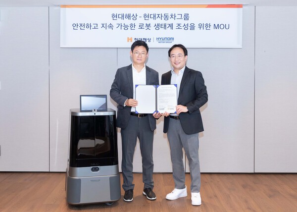 24일 서울 종로구 현대해상 본사 10층에서 열린 업무협약식에서 윤의영(왼쪽) 현대해상 기업보험부문장 전무와 현동진 현대차·기아 로보틱스랩장 상무가 기념 촬영을 하고 있다./현대해상 제공