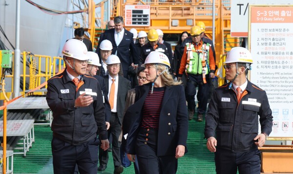 김희철(왼쪽) 한화오션 대표이사가 24일 한화오션 거제사업장에서 멜라니 졸리(가운데) 캐나다 산업부 장관에게 특수선 안벽에 대해 설명하고 있다./한화오션 제공