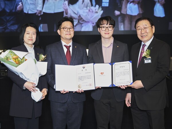 한화생명인 11월 25일(화) 열린 ‘2025 지역사회공헌 인정제’ 시상식에서 인정기관으로 선정되며, 보건복지부 장관상과 특별상을 동시에 수상했다. 한화생명 임직원과 사회복지협의회 회장 김성이 회장(오른쪽 첫번째)이 기념촬영을 하고 있다./한화생명 제공