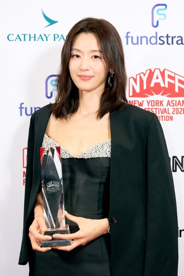 <b>전지현</b>, 뉴욕 <b>아시아</b> 영화제 최고 권위 '<b>아시아 스타상</b>' 수상